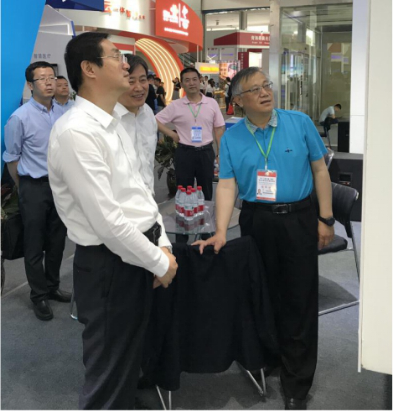 省委常委、西寧市委書記王曉蒞臨第十九屆青洽會青海物產(chǎn)展位參觀