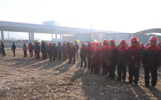 揚(yáng)鞭策馬喜圓發(fā)展夢(mèng)，萬(wàn)眾一心共筑新長(zhǎng)城